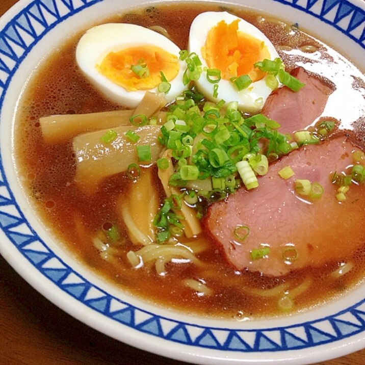 チャーシューと卵の醤油ラーメン